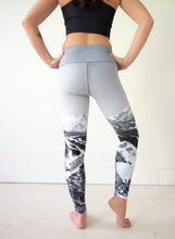 Load image into Gallery viewer, Yoga Pants Black & White Ski Hill